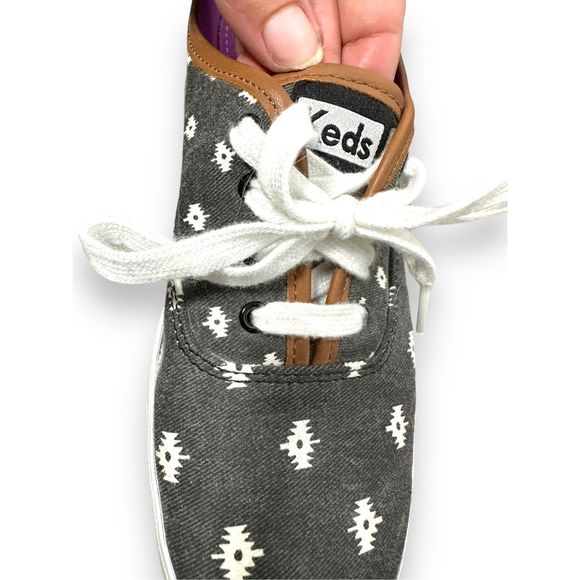 SOLD Native Shoe - Picture 3 of 6